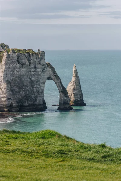 Paisagem de fundo com falésias e mar azul, Etretat, Normandia, França — Fotografia de Stock