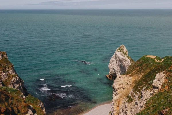 Спокойный вид со скалы на красивое синее море, Этредж, Норфеи, Франция — стоковое фото