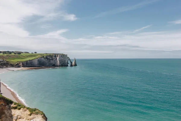 Paisagem calma com penhasco e mar azul, Etretat, Normandia, França — Fotografia de Stock
