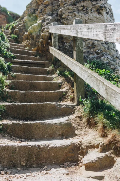 Barandilla de madera y escaleras de piedra en el acantilado, Etretat, Normandía, Francia - foto de stock