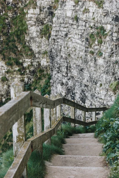 Escaliers en pierre avec rampe en bois sur la falaise, Etretat, Normandie, France — Photo de stock