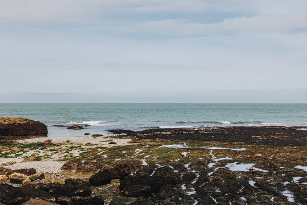 Vista da paisagem do penhasco ao mar, Etretat, Normandia, França — Fotografia de Stock