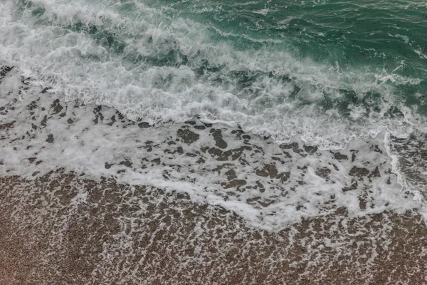 Vista aérea de las olas del mar con espuma, Etretat, Normandía, Francia - foto de stock