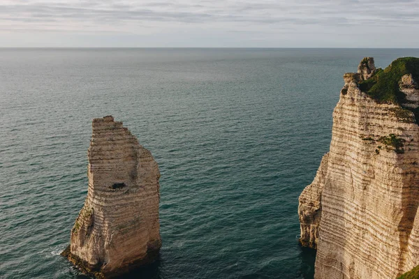 Beau paysage avec falaises et mer, Etretat, Normandie, France — Photo de stock