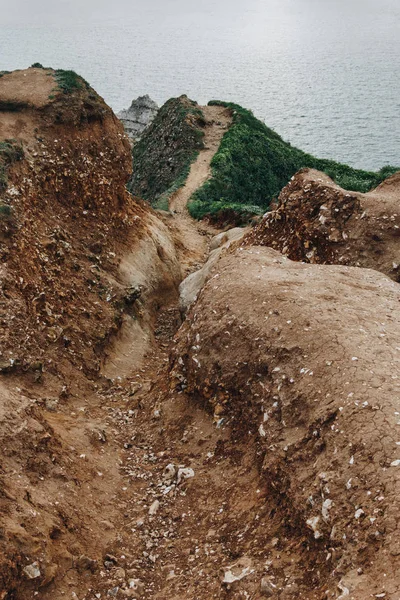 Sentiero che scende lungo la scogliera fino alla costa, Etretat, Normandia, Francia — Foto stock