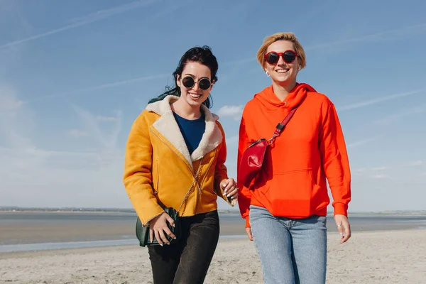 Beautiful female friends on sandy beach, Saint michaels mount, Normandia, França — Fotografia de Stock