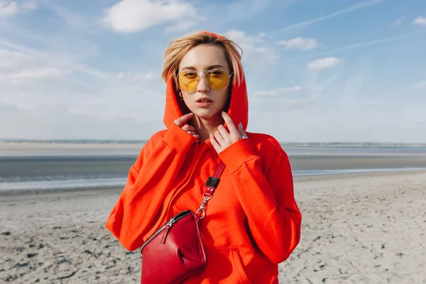 Schönes mädchen in rotem hoodie, am strand stehend, heiliger michaels mount, franz — Stockfoto