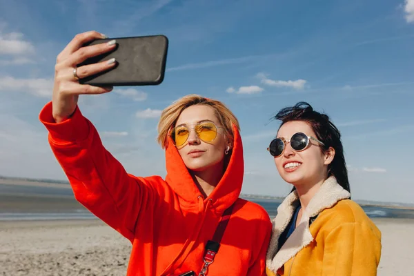 Щасливі, подругу, беручи selfie піщаного пляжу Сен Майклс змонтувати, Нормандії, Франції — стокове фото