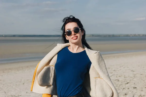 Красива дівчина в сонцезахисні окуляри, постановка на пляжі, гори Сен Майклс, Франції — стокове фото