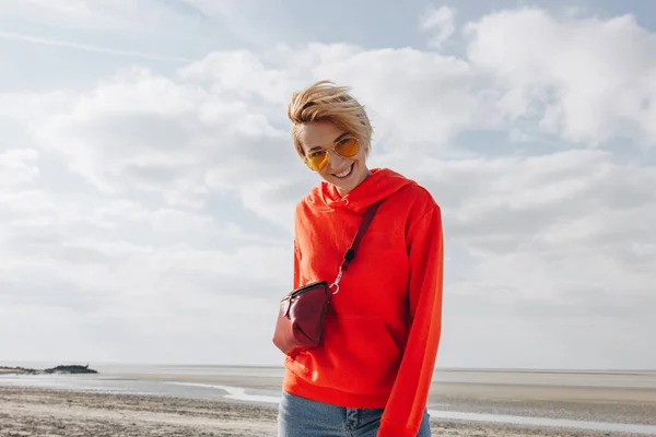 Hermosa chica sonriente en la playa, Saint michaels monte, Francia - foto de stock