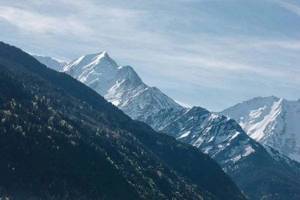 Vue panoramique sur les sommets majestueux de la montagne par temps ensoleillé, mont blanc, Alpes — Photo de stock
