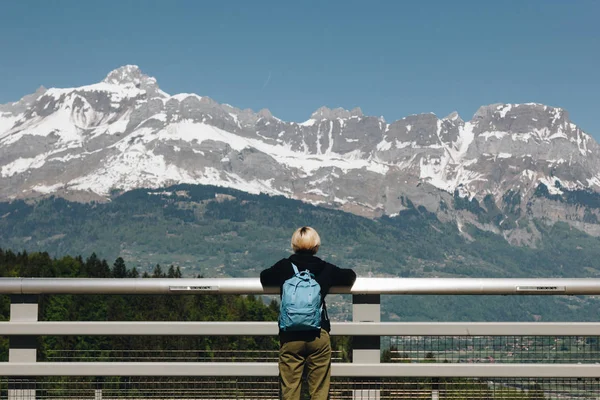 Visão traseira da jovem com mochila olhando majestosas montanhas cobertas de neve, mont blanc, alpes — Fotografia de Stock