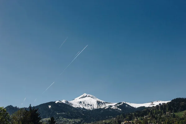 Majestuosa montaña cubierta de nieve pico y cielo azul claro, mont blanc, alpes - foto de stock