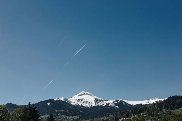 Majestic snow-covered mountain peak and clear blue sky, mont blanc, alps — Stock Photo