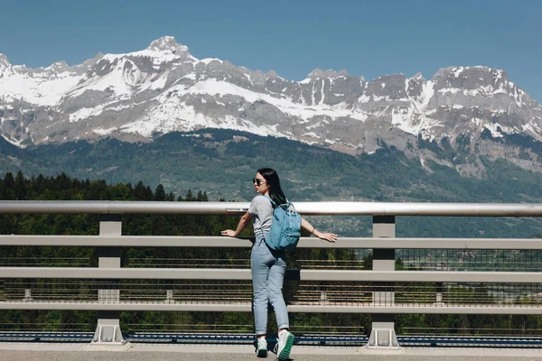 Visão traseira da jovem com mochila em pé em belas montanhas cênicas, mont blanc, alpes — Fotografia de Stock