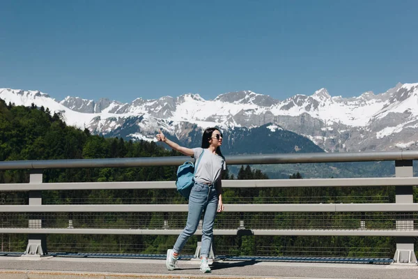 Visão de comprimento total da menina bonita com mochila olhando para longe em majestosas montanhas cobertas de neve, mont blanc, alpes — Fotografia de Stock