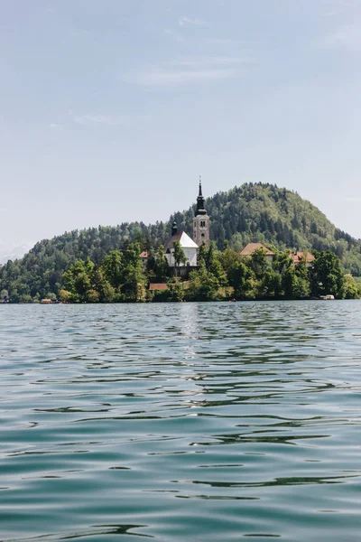 Belle architecture et lac pittoresque dans les montagnes, saigné, slovenia — Photo de stock