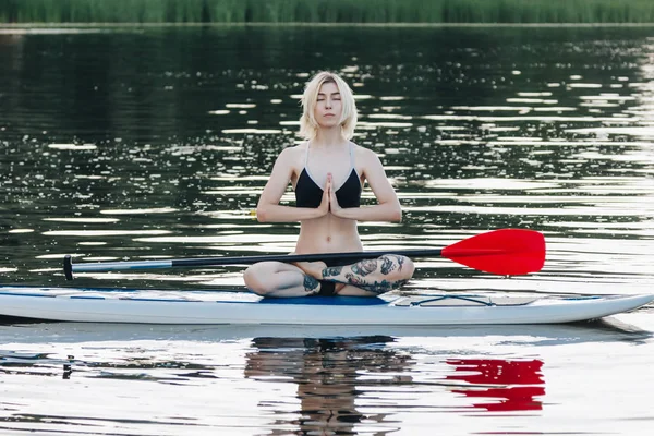Meditando — Foto stock