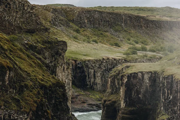 Vue panoramique de la belle rivière de montagne qui coule à travers les hauts plateaux en Islande — Photo de stock