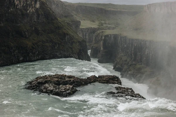 Hochwinkelaufnahme von Dampf über dem Gullfoss-Wasserfall in Island — Stockfoto