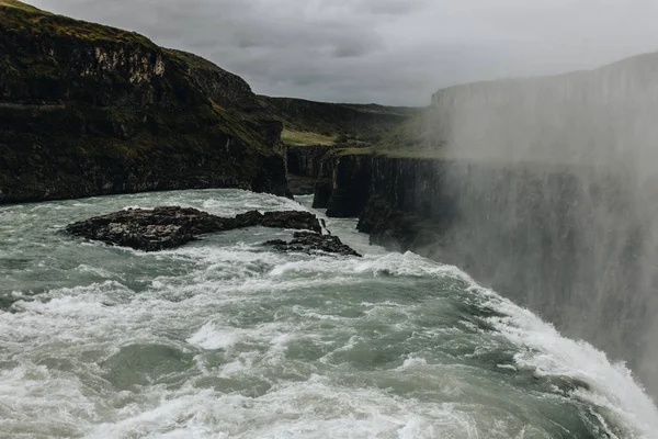 Vue panoramique sur la vapeur au-dessus de la belle cascade de Gullfoss en Islande — Photo de stock
