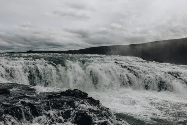 Vista panorámica del hermoso río de montaña que fluye a través de tierras altas en Islandia — Stock Photo