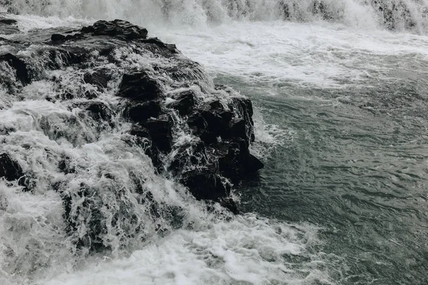 Вид з гірських річка, що протікає в Ісландії — стокове фото
