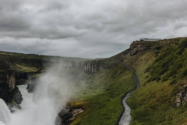 Vista aérea del hermoso río de montaña que fluye a través de las tierras altas en Islandia - foto de stock