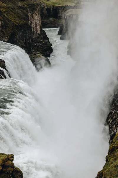 Vista aérea del vapor por encima de la hermosa cascada Gullfoss que fluye a través de las tierras altas en Islandia — Stock Photo