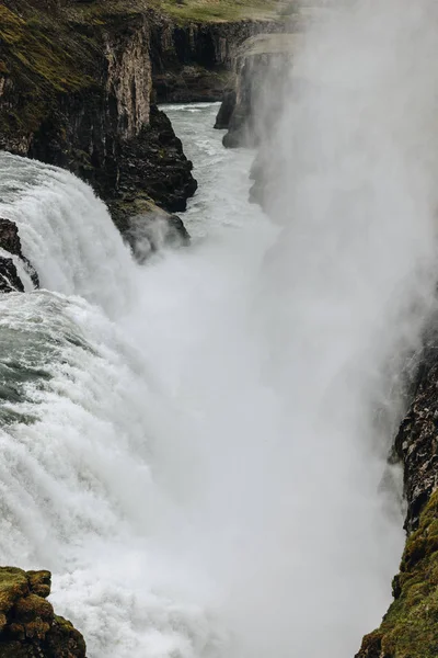 Luftaufnahme des Dampfes über dem wunderschönen Gullfoss-Wasserfall, der durch das Hochland in Island fließt — Stockfoto