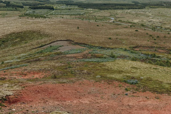 Luftaufnahme einer Landschaft mit vulkanischen Schloten in Island — Stockfoto