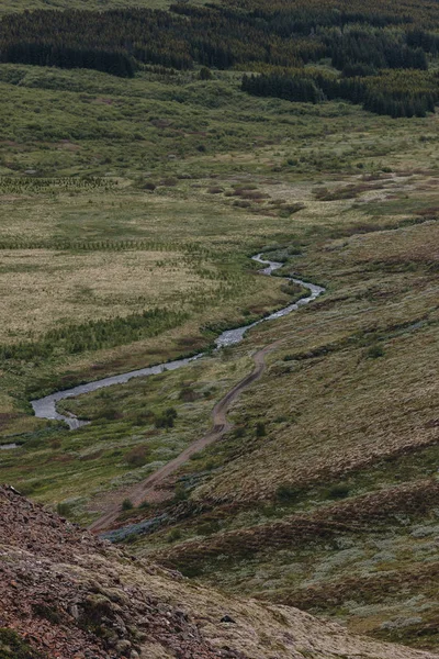 Vista aerea del bellissimo fiume che scorre attraverso gli altopiani in Islanda — Foto stock