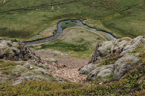 Vue aérienne de la belle rivière qui coule à travers les hautes terres en Islande — Photo de stock