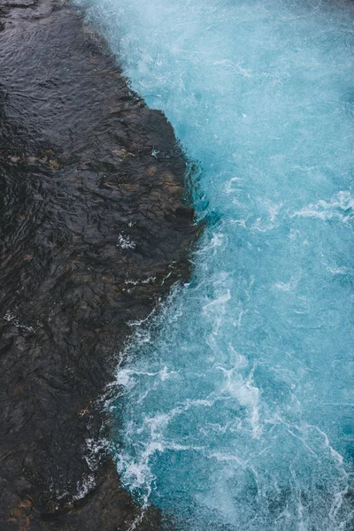 Vista aérea de las hermosas aguas azules del río Bruara en Islandia - foto de stock