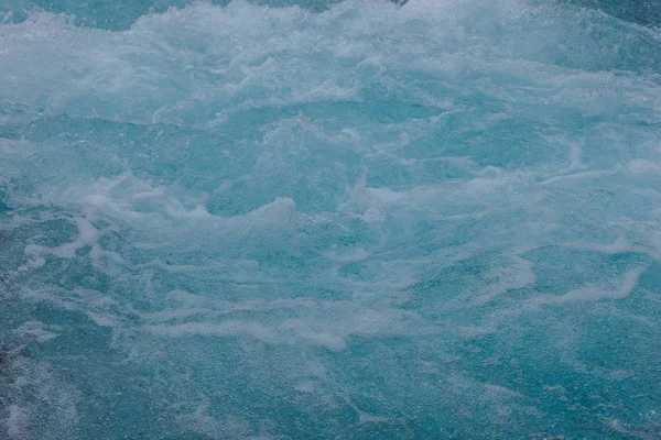 Imagen de marco completo de agua azul de la cascada Bruarfoss en el río Bruara en Islandia - foto de stock