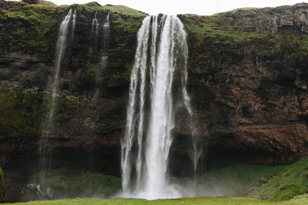 Vue panoramique de la belle cascade Seljalandsfoss dans les hautes terres en Islande — Photo de stock