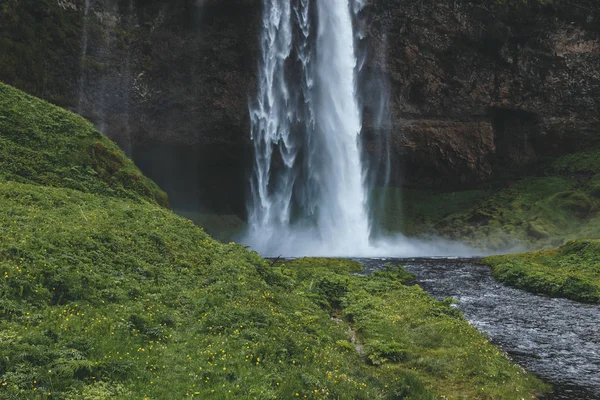 Vista panorâmica da cachoeira Seljalandsfoss em terras altas na Islândia — Fotografia de Stock
