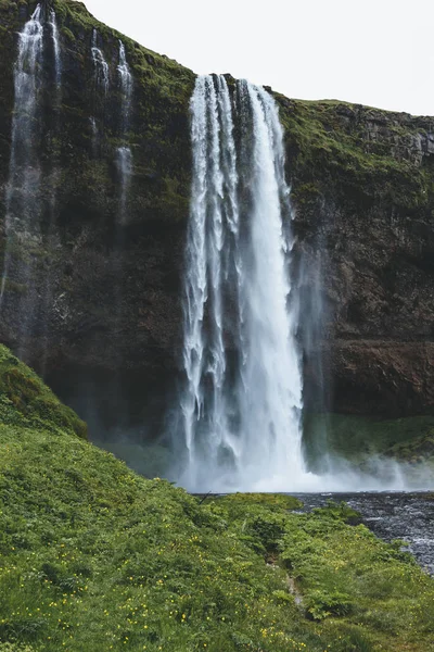 Живописный вид на ландшафт с водопадом Seljalandsfoss в высокогорье Исландии — стоковое фото