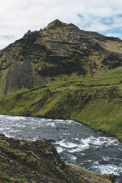 Malerischer Blick auf schöne skoga Fluss fließt durch das Hochland in Island — Stockfoto