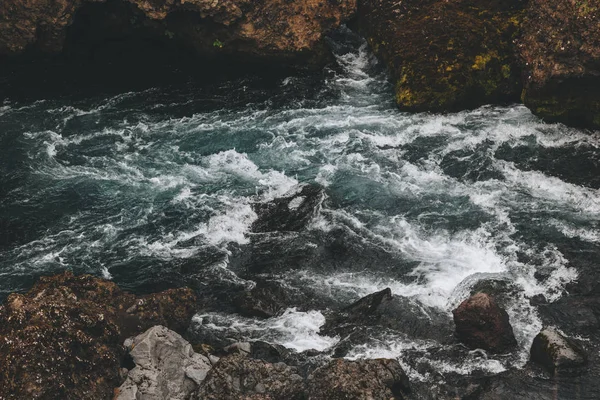 Vista ad alto angolo di bellissimo fiume di montagna che scorre attraverso gli altopiani in Islanda — Foto stock