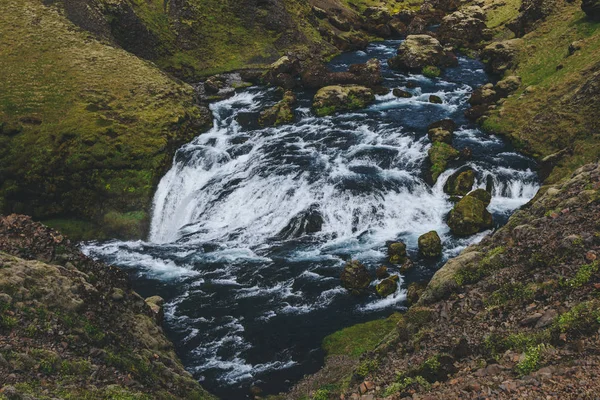 Vista panorámica del hermoso río Skoga que fluye a través de las tierras altas en Islandia - foto de stock