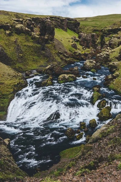 Vue en angle élevé de la belle rivière Skoga qui coule à travers les hautes terres en Islande — Photo de stock