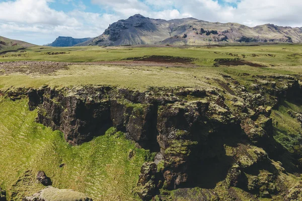 Paysage avec chaîne de montagnes sous ciel nuageux bleu en Islande — Photo de stock
