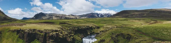 Vista panorámica del paisaje con el hermoso río Skoga que fluye a través de las tierras altas en Islandia - foto de stock