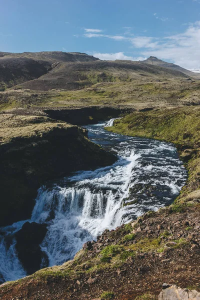 Vista aérea del hermoso río Skora que fluye a través de las tierras altas en Islandia - foto de stock