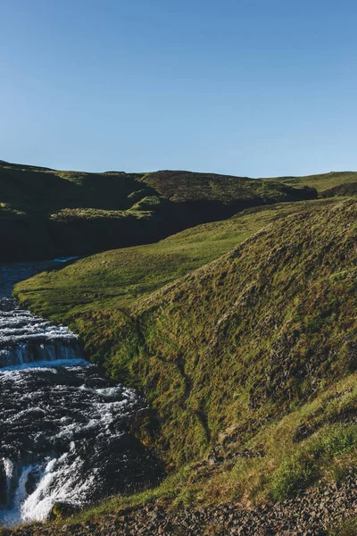 Paisagem com belo rio Skoga fluindo através das terras altas na Islândia — Fotografia de Stock