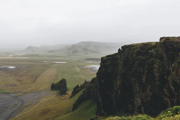 Vue aérienne du paysage avec brouillard sur les montagnes à Vik, Islande — Photo de stock