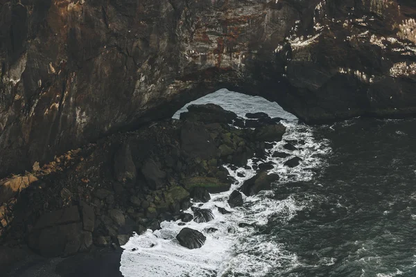 Vista aérea do oceano ondulado e penhasco rochoso na Islândia — Fotografia de Stock
