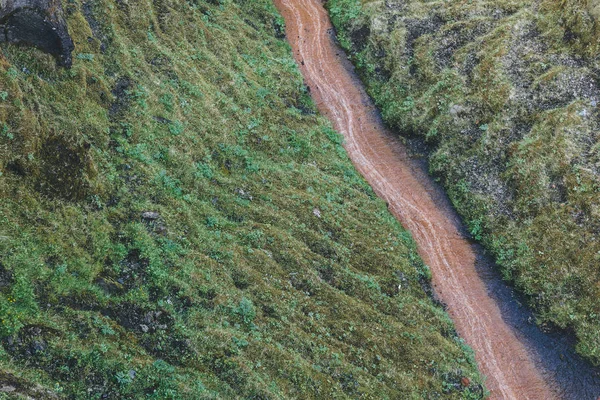 Vue aérienne de la rivière qui coule à travers les hautes terres dans le canyon de Fjadrargljufur en Islande — Photo de stock