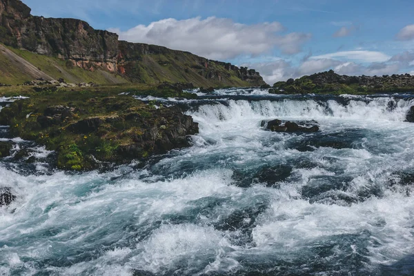 Vista de ángulo alto del hermoso río de montaña que fluye a través de las tierras altas en Islandia - foto de stock